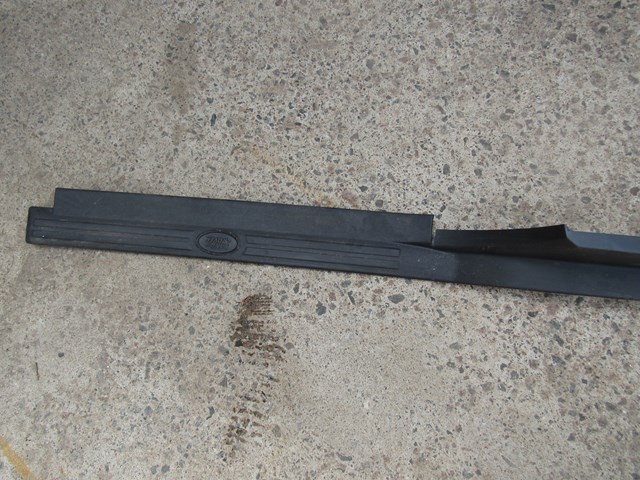 2005 Land Rover LR3 RH Passenger Door Sill Kick Plate EMH500160