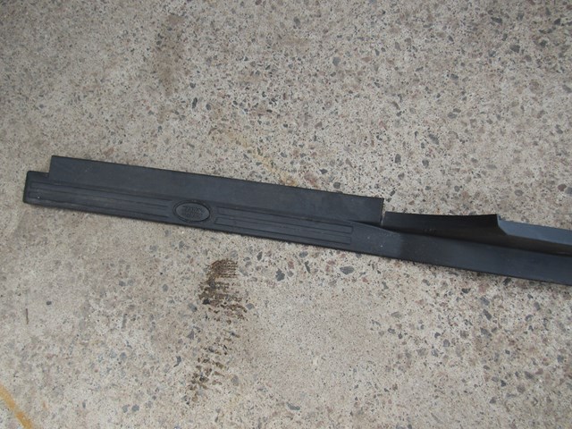 2005 Land Rover LR3 RH Passenger Door Sill Kick Plate EMH500160