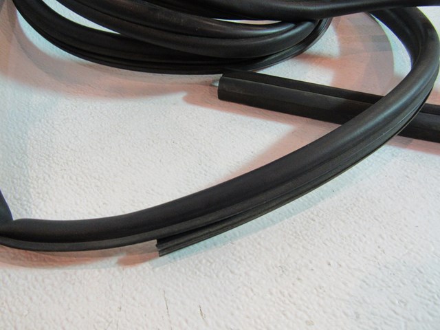 2005 2006 Land Rover LR3 Hood Seal Bonnet Seal