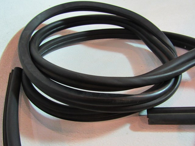 2005 2006 Land Rover LR3 Hood Seal Bonnet Seal