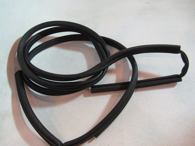 2005 2006 Land Rover LR3 Hood Seal Bonnet Seal