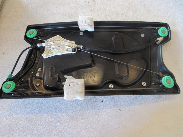 2005 Land Rover LR3 Front RH Passenger Window Regulator Only