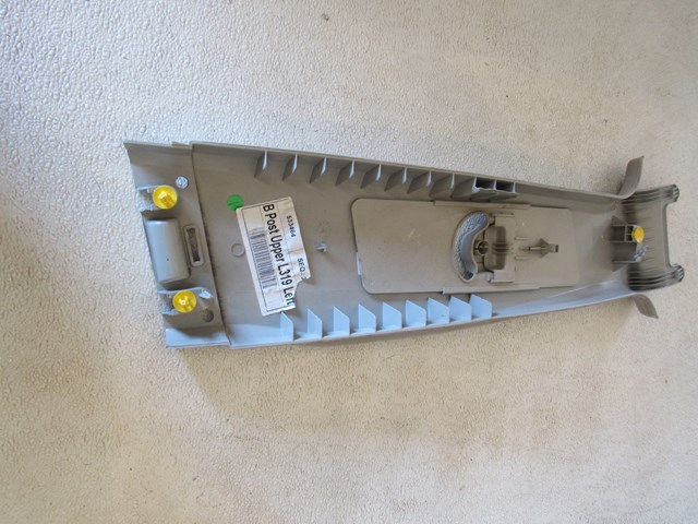 2005 Land Rover LR3 LH Driver Upper B Pillar Trim 