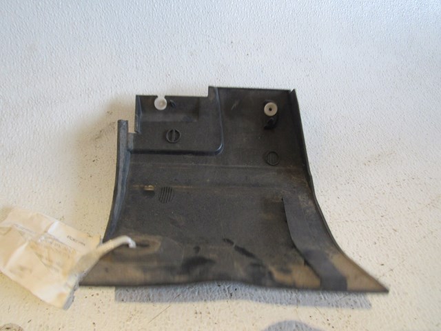 2005 Land Rover LR3 Front RH Pass Fender Side Skirt Portion