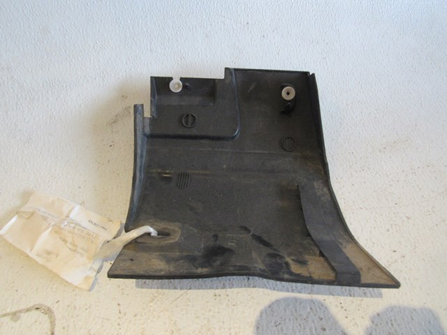 2005 Land Rover LR3 Front RH Pass Fender Side Skirt Portion