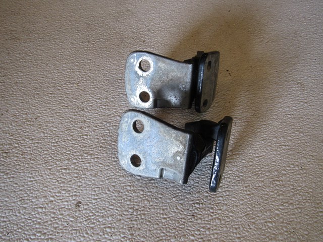 2005 Land Rover LR3 Front RH Passenger Door Hinges