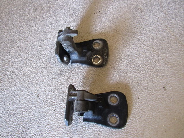 2005 Land Rover LR3 Front RH Passenger Door Hinges
