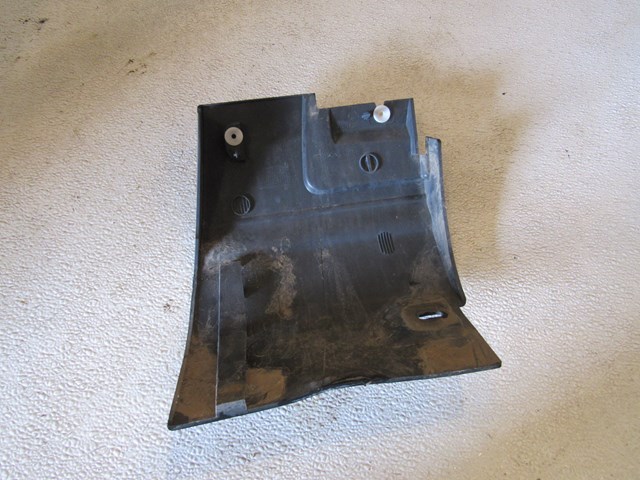 2005 Land Rover LR3 LH Driver Fender Extension  Front Side Skirt