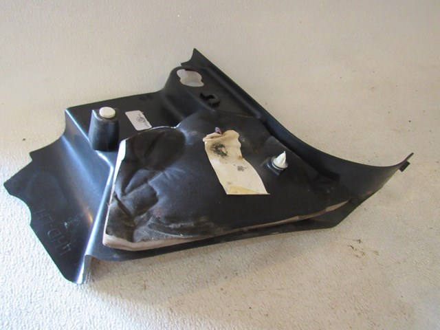 2005 Land Rover LR3 LH Driver Lower Kick Panel EMC500311  