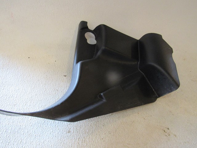 2005 Land Rover LR3 LH Driver Lower Kick Panel EMC500311  