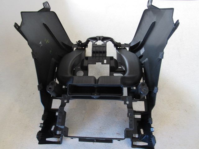 2005 Land Rover LR3 Center Dash Section w/Ducting