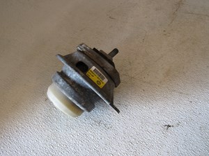 2005 Land Rover LR3 RH Passenger Motor Mount Engine Mount KKB500312