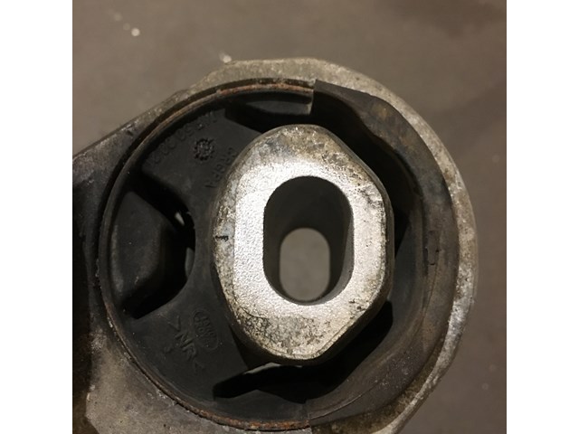 2005 Land Rover LR3 Transmission Transfer Case Mount Bracket