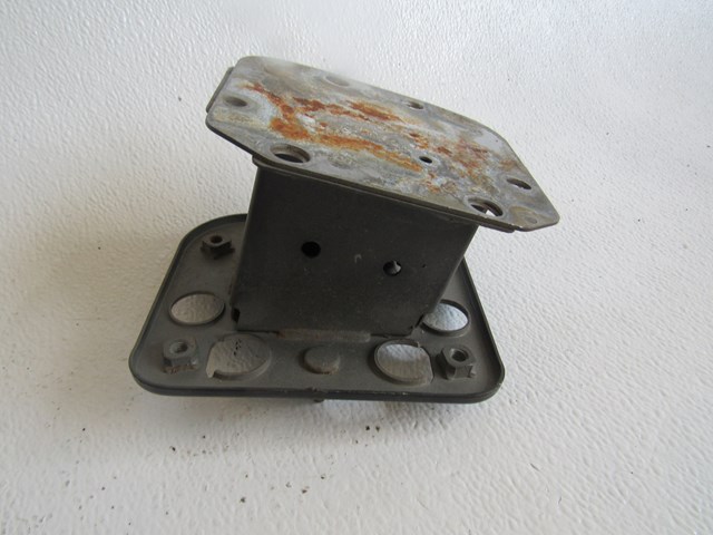 2006 Infiniti G35 Coupe Rear RH Passenger Bumper Impact Mount Bracket OEM