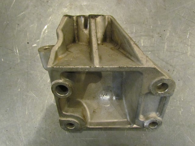 2006 Infiniti G35 LH Drivers Engine Mount Bracket