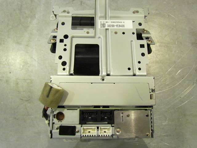 2005 Infiniti G35X Sedan Audio Unit With Climate Control Switches And Upper Cubb