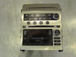 2005 Infiniti G35X Sedan Audio Unit With Climate Control Switches And Upper Cubb