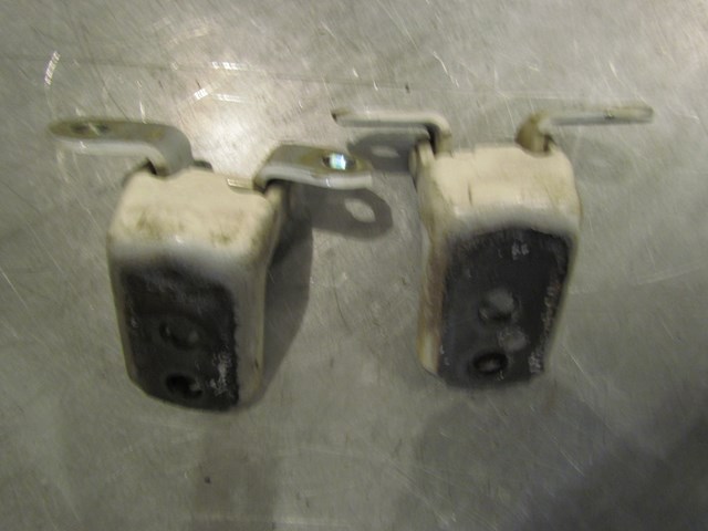 2005 Infiniti G35X Sedan RH Passenger Door Hinge Set