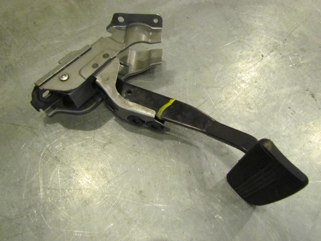 2004 Infiniti G35 AT Brake Pedal