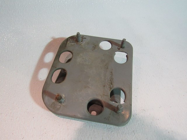 03 04 05 06 07 08 Nissan 350Z RH Passenger Rear Bumper Reinforcement Mount