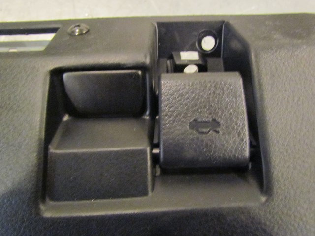 2004 Infiniti G35X Front LH Drivers Knee Bolster Plus Switches 68106 AM601