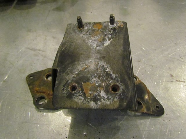 2004 Infiniti G35X Front Lh Drivers Front Bumper Mount Assy