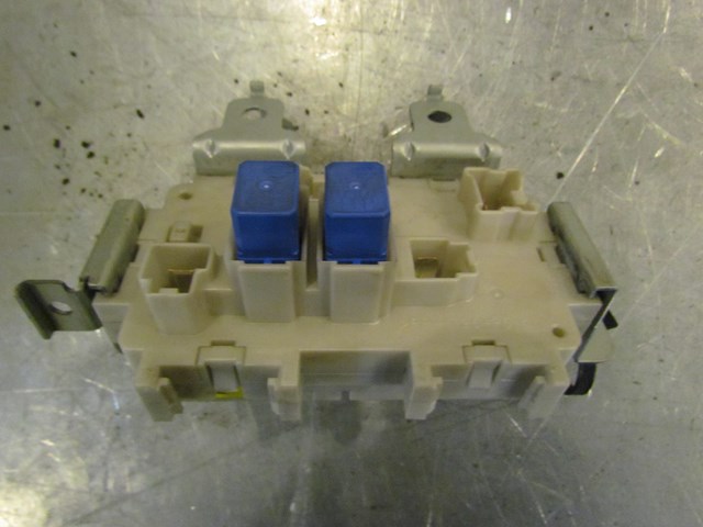 2004 Infiniti G35X Sedan Interior Fuse Panel