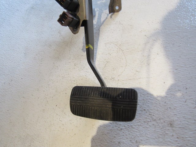 03 04 05 06  Infiniti G35X A/T Brake Pedal