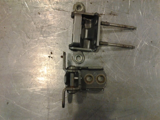 2004 Infiniti G35X Rear Hinge Set