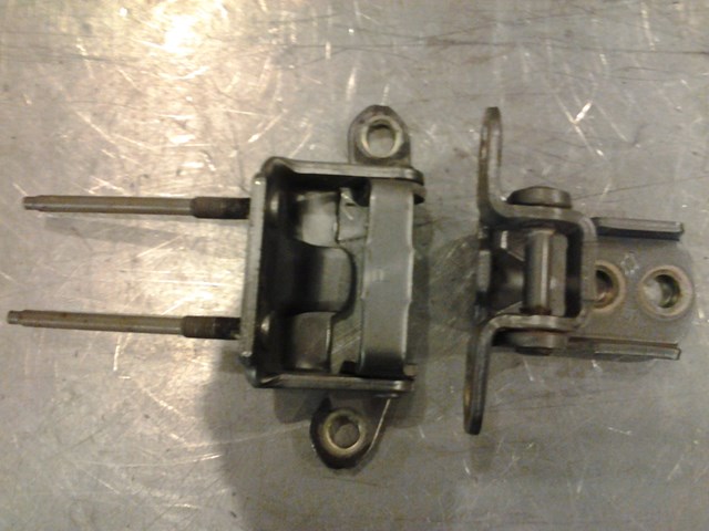 2004 Infiniti G35X RH Rear Door Hinge Set