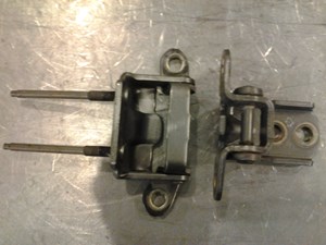 2004 Infiniti G35X RH Rear Door Hinge Set