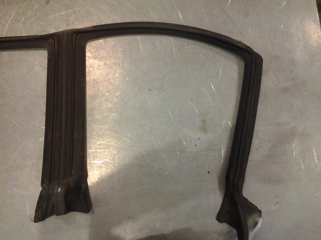 2001 Subaru Legacy LH Door Seal On Body