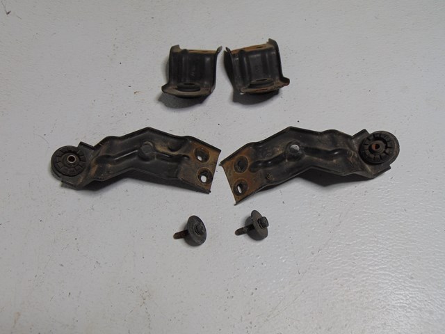 2004 Honda Pilot Radiator & AC Condenser Brackets