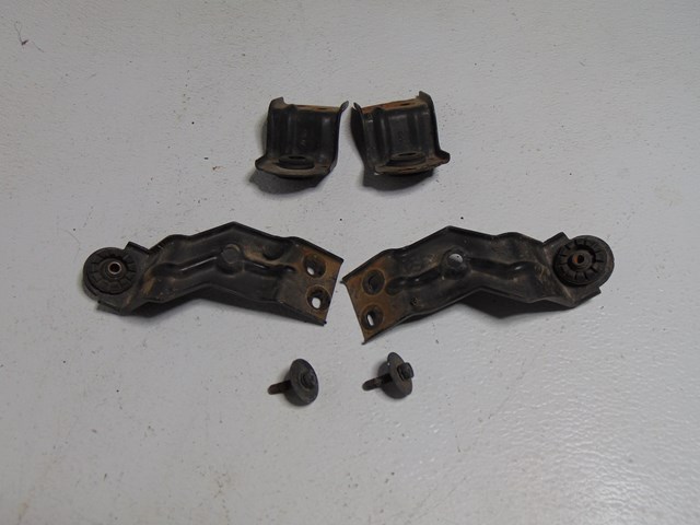 2004 Honda Pilot Radiator & AC Condenser Brackets