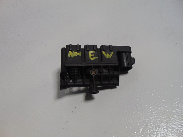 2005 Land Rover LR3 Rear Air Block VHV000095