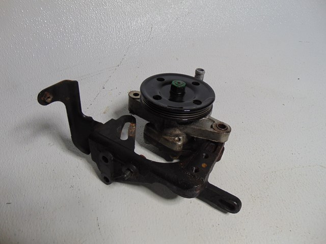2006 Hyundai Elantra Power Steering Pump w/Bracket