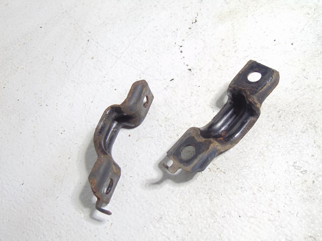2003 Infiniti M45 Front Sway Bar Brackets