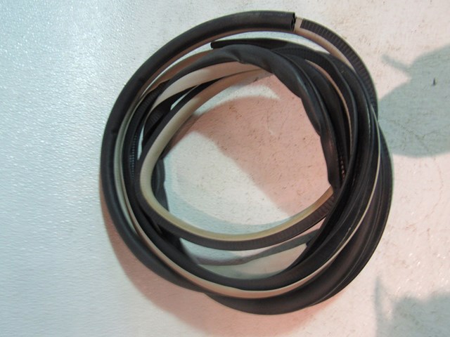 2005 Subaru Legacy GT Front RH Passenger Door Seal On Body