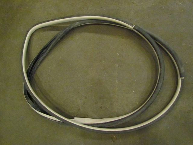 2005 Subaru Legacy GT Front LH Drivers Door Seal On Body