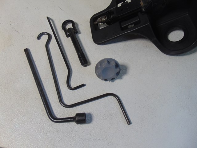 04 05 06 07 08 09  Toyota Prius Jack & Tools Set