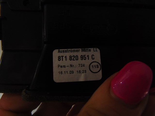 2010 Audi S4 Dash Vent Center Lower Vent 8T1 820 951