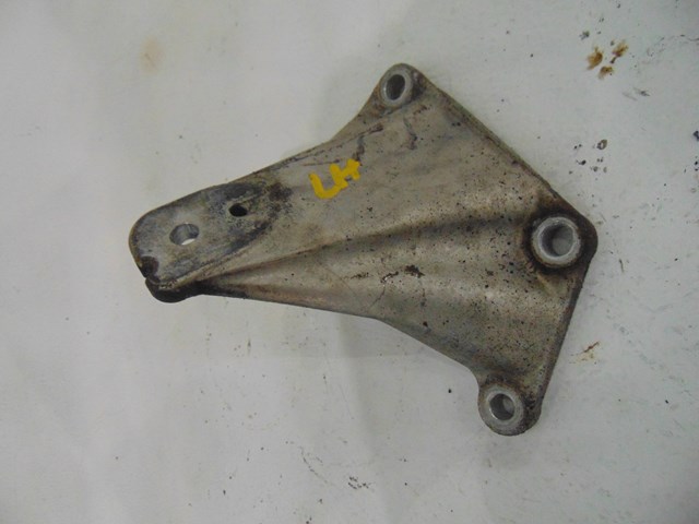 2003 Infiniti M45 LH Driver Engine Mount Engine Bracket