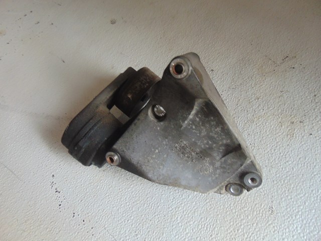 2005 Land Rover LR3 AC Compressor Bracket w/ Tensioner YLU500260