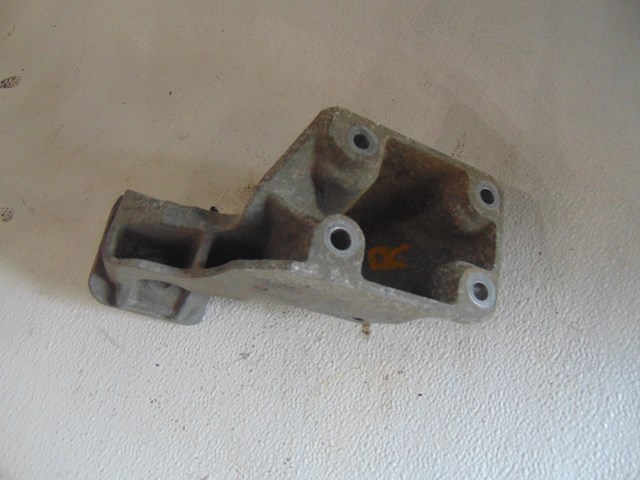 2005 Land Rover LR3 RH Passenger Engine Mount