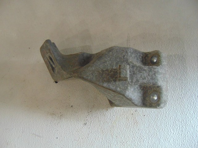 2005 Land Rover LR3 RH Passenger Engine Mount