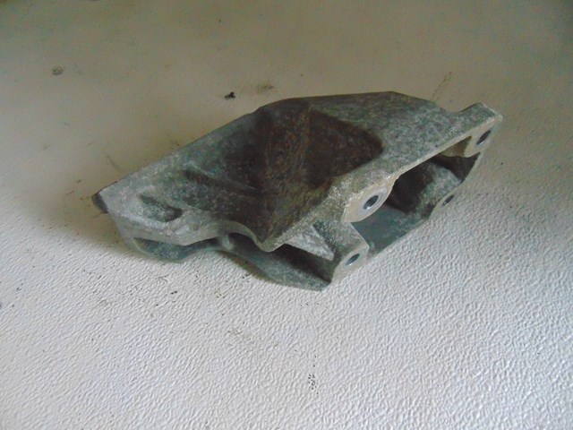 2005 Land Rover LR3 RH Passenger Engine Mount