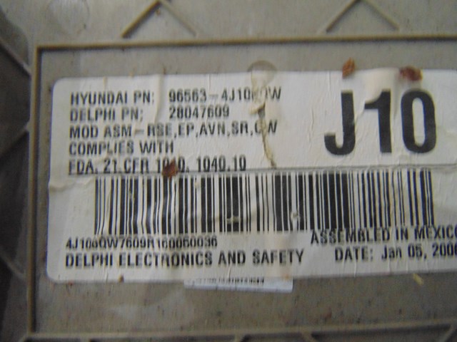 2007 Hyundai Entourage Rear DVD Player Console