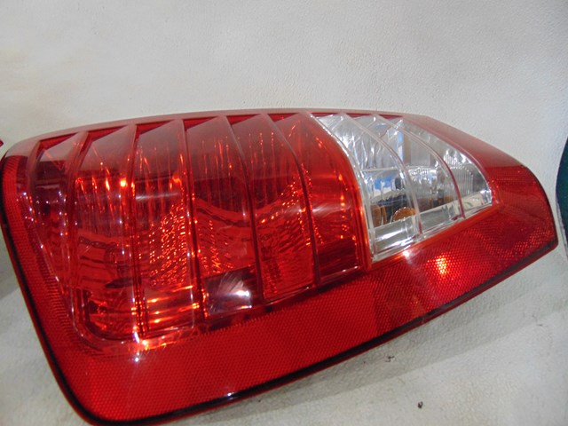 2007 Hyundai Entourage LH Drivers Tail Light
