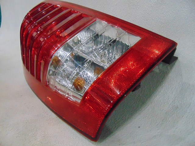 2007 Hyundai Entourage LH Drivers Tail Light