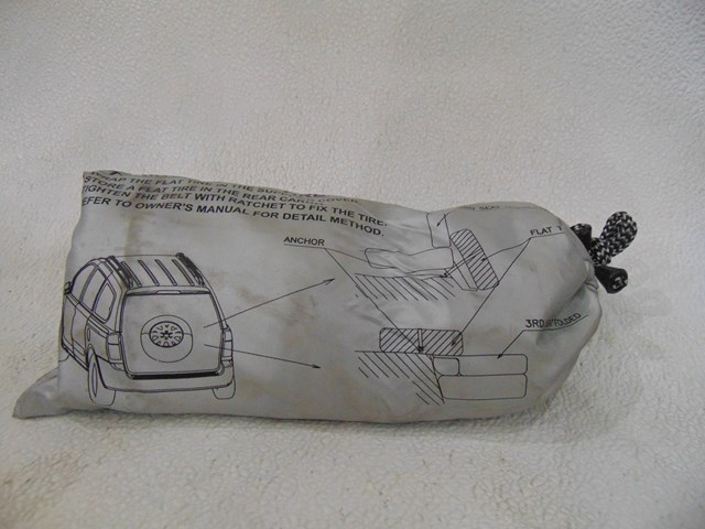 2007 Hyundai Entourage Flat Tire Cover w/Rachet Straps